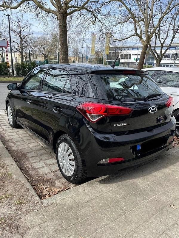 Gebraucht Hyundai i20 75 PS (55 kW) 2016 Schwarz Kleinwagen