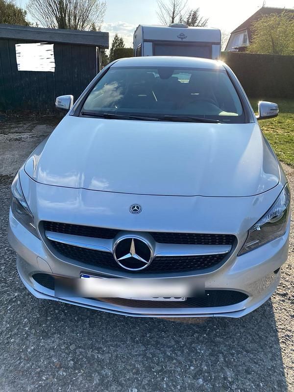 Silber Gebraucht 2017 Mercedes CLA180 Limousine | 19.999 € (Guter Preis) - Bild 1/4