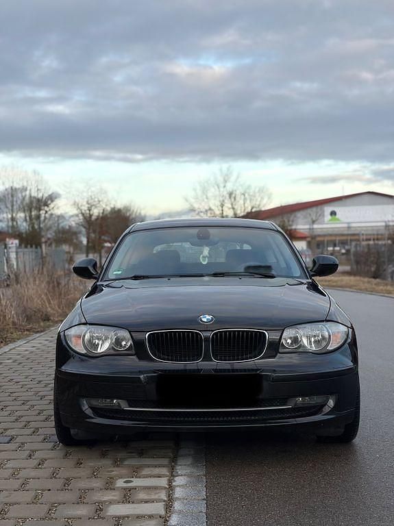 Gebraucht BMW 116 122 PS (89 kW) 2011 Schwarz Kleinwagen