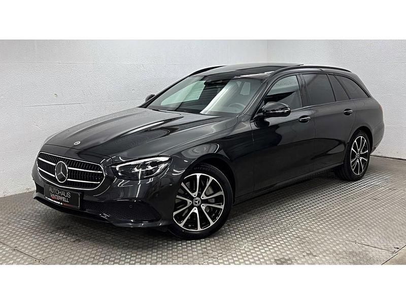 Grafitgrau (metallic) Gebraucht 2022 Mercedes E200 Avantgarde Kombi | 38.599 € - Bild 1/4