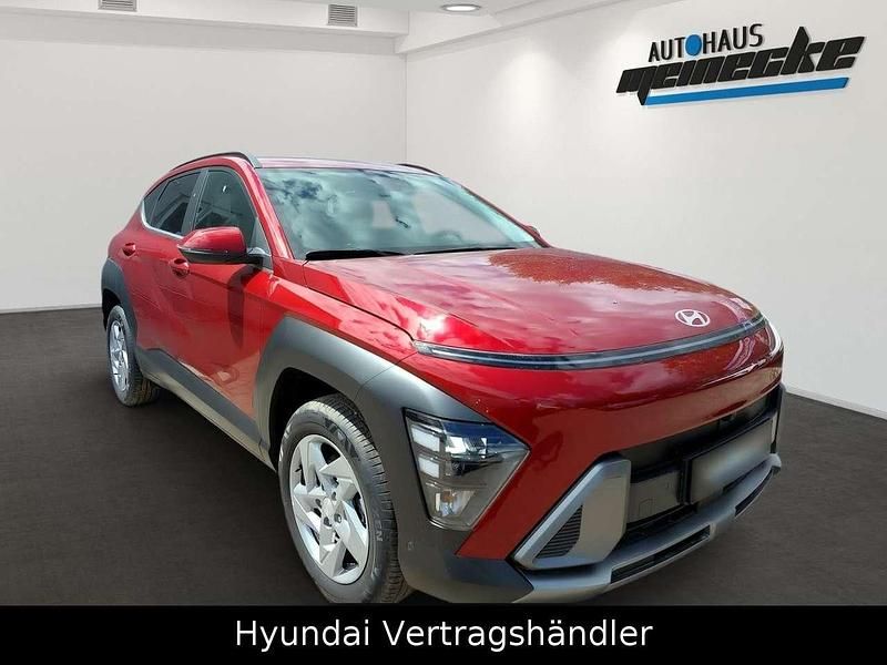 Gebraucht Hyundai Kona Trend 120 PS (88 kW) 2023 Ultimate red / met SUV