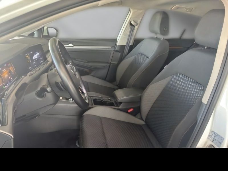 Weiß Gebraucht 2022 VW Golf VIII Active Limousine | 24.850 € (Etwas zu teuer) - Bild 1/2