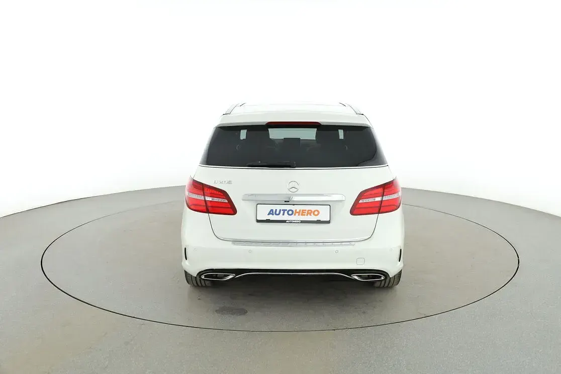 Gebraucht Mercedes B200 AMG line 136 PS (100 kW) 2017 Weiß Kleinwagen