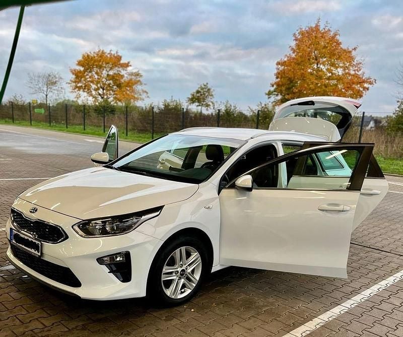 Weiß Gebraucht 2020 Kia Ceed Sportswagon Spirit Kombi | 12.800 € (Guter Preis) - Bild 1/4