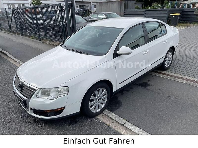 Weiß Gebraucht 2010 VW Passat S Limousine | 2.990 € (Superpreis) - Bild 1/4