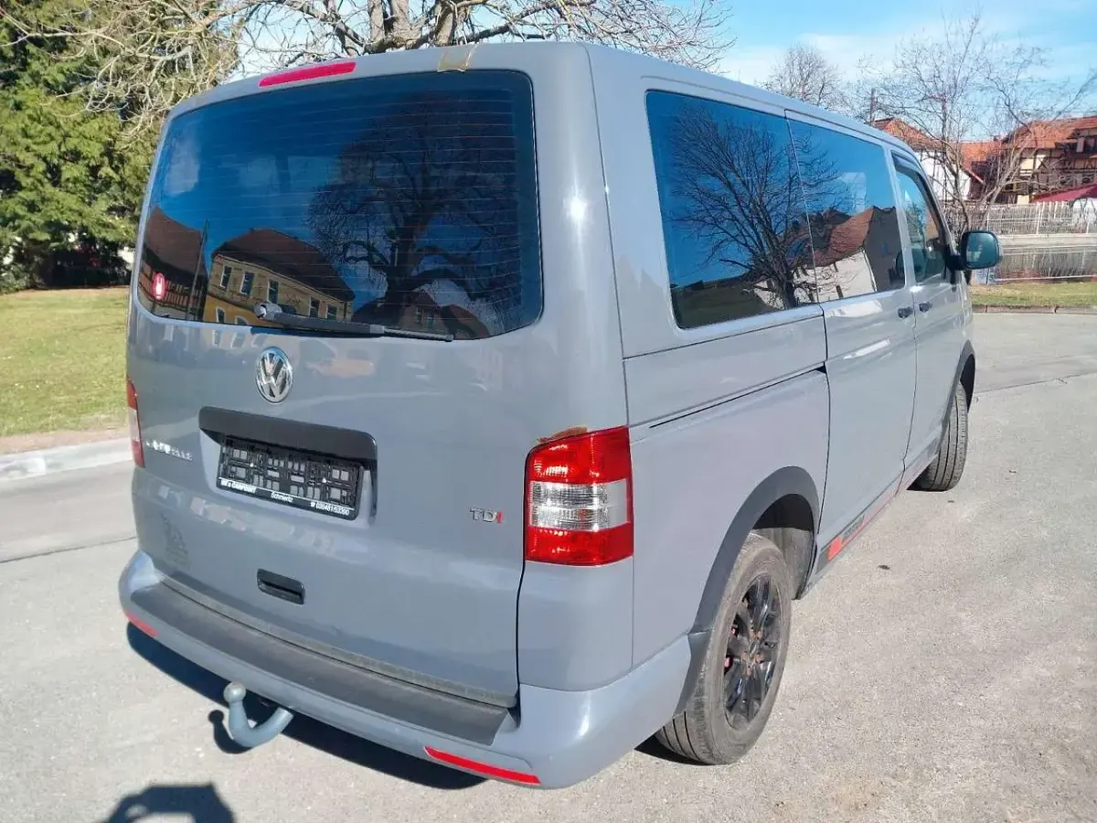 Używany VW Caravelle 140 KM (102 kW) 2015 Szary Van