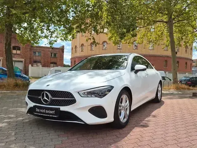 Gebraucht Mercedes CLA200 177 PS (130 kW) 2025 Weiß Limousine