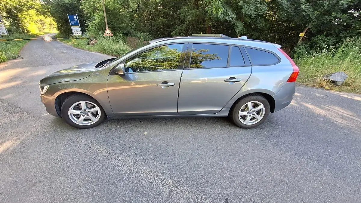Gebraucht Volvo V60 Business Edition 190 PS (139 kW) 2016 Grau Kombi