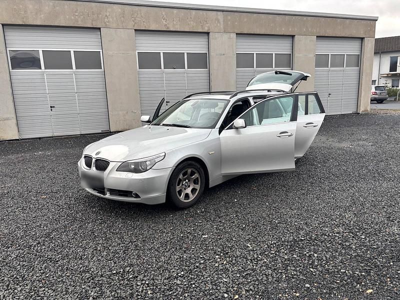 Gebraucht BMW 530 231 PS (169 kW) 2006 Silber Kombi