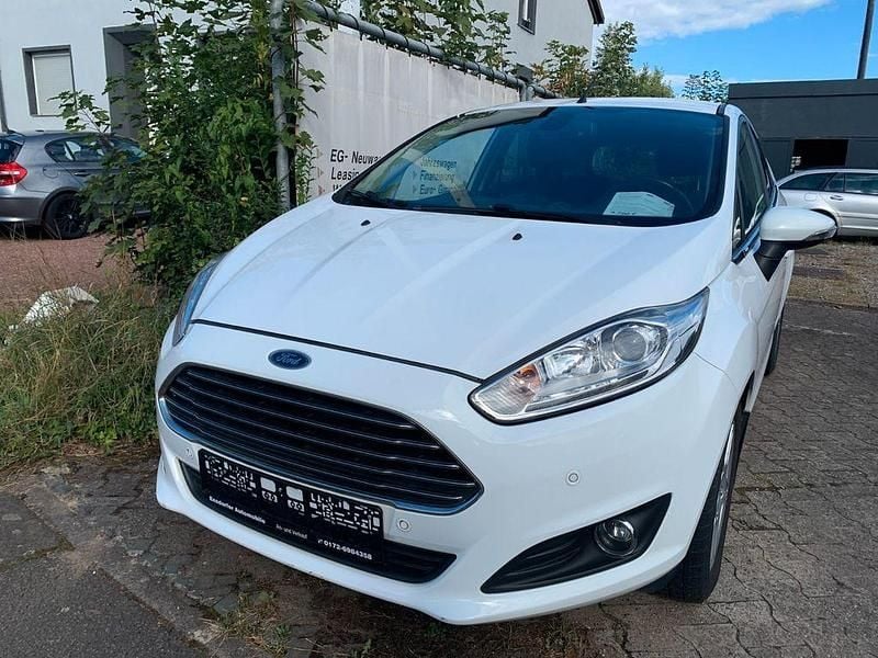 Frozen white Gebraucht 2015 Ford Fiesta Titanium Kleinwagen | 3.990 € (Guter Preis) - Bild 1/4