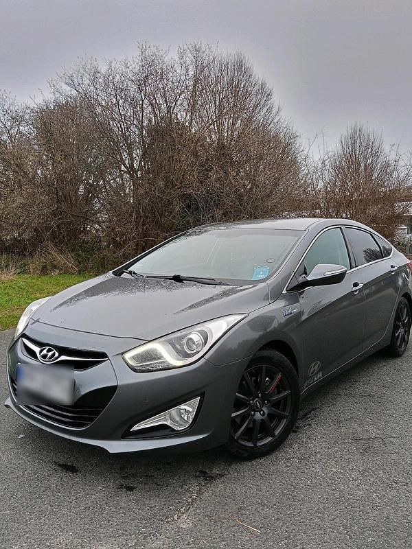 Grau Gebraucht 2012 Hyundai i40 Limousine | 4.100 € (Fairer Preis) - Bild 1/4