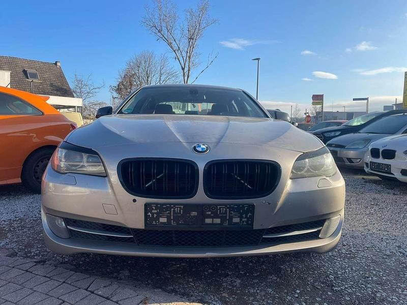 Gebraucht BMW 523 204 PS (150 kW) 2010 Gold Limousine