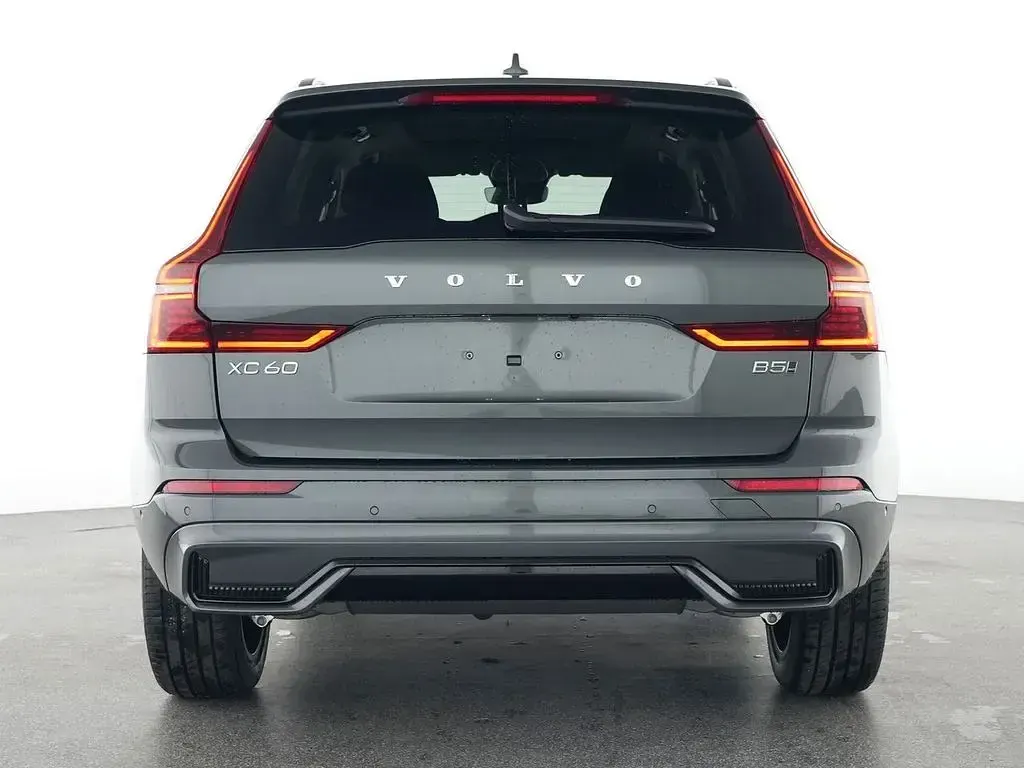 Neu Volvo XC60 Plus 250 PS (183 kW) 2025 Grün SUV