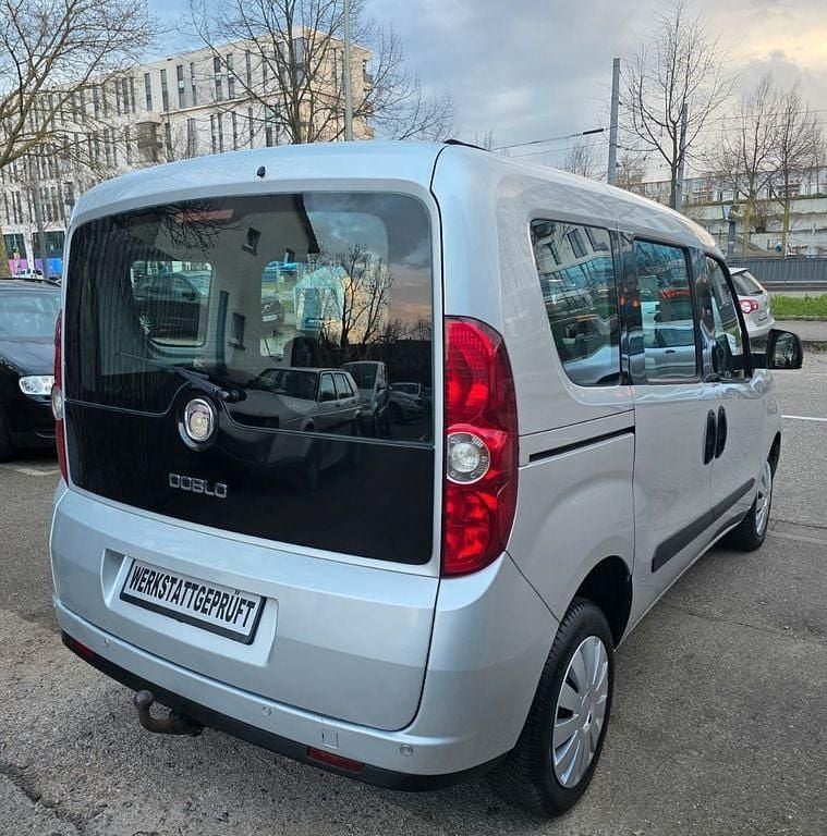 Gebraucht Fiat Doblò Dynamic 105 PS (77 kW) 2010 Silber Van / Kleinbus