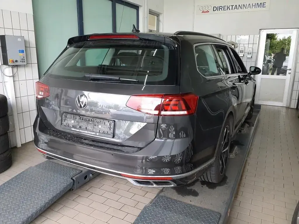 Gebraucht VW Passat Business 150 PS (110 kW) 2023 Grau Kombi