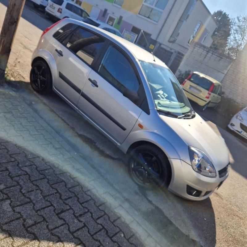 Gebraucht Ford Fiesta 60 PS (44 kW) 2007 Silber Kleinwagen