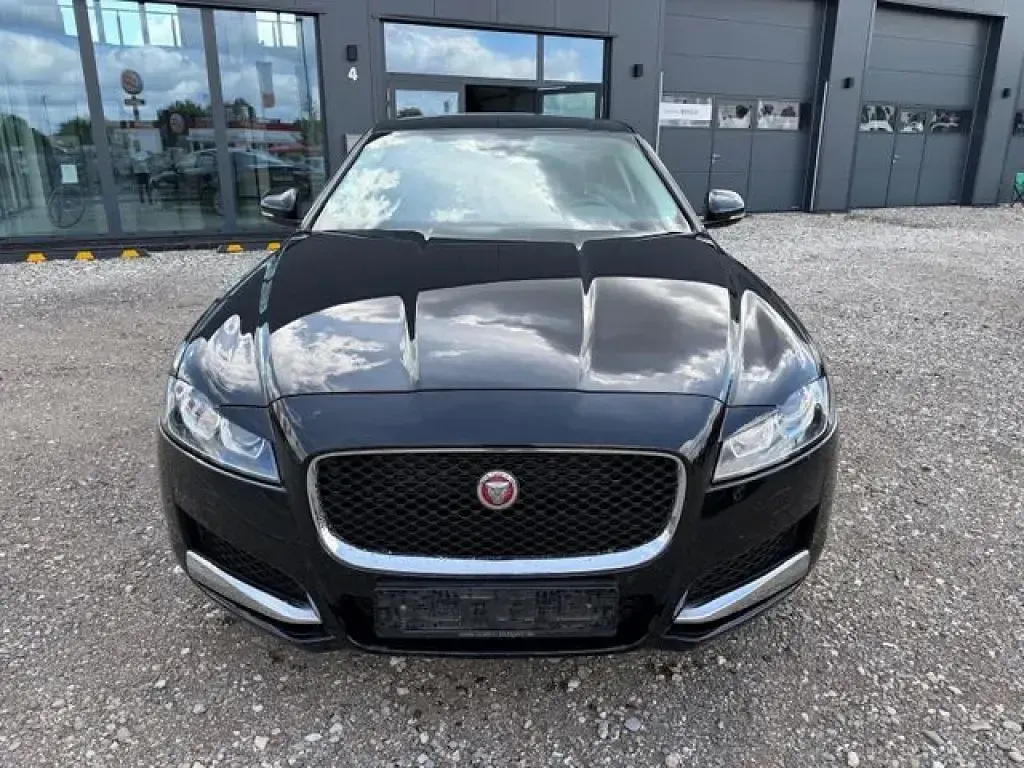 Gebraucht Jaguar XF Prestige 179 PS (131 kW) 2018 Santorini black (metallic) Limousine