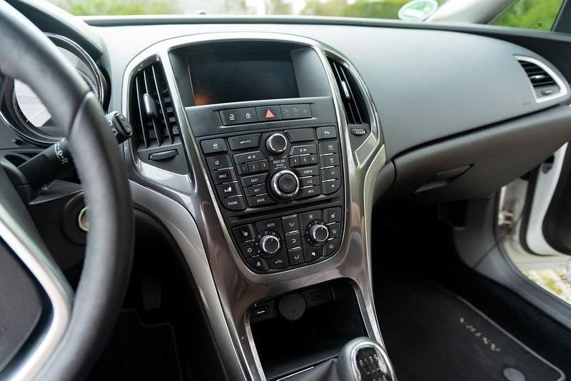 Gebraucht Opel Astra Edition 136 PS (100 kW) 2014 Weiß Limousine