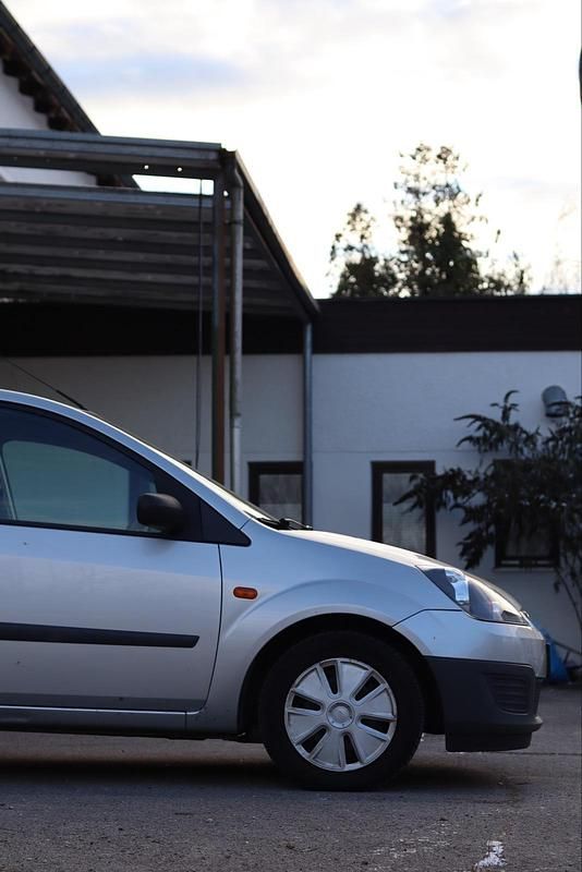 Gebraucht Ford Fiesta 69 PS (50 kW) 2007 Silber Kleinwagen