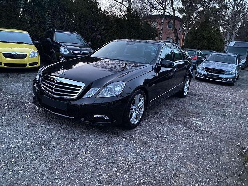 Schwarz metallic Gebraucht 2010 Mercedes E200 Avantgarde Limousine | 8.599 € (Guter Preis) - Bild 1/4