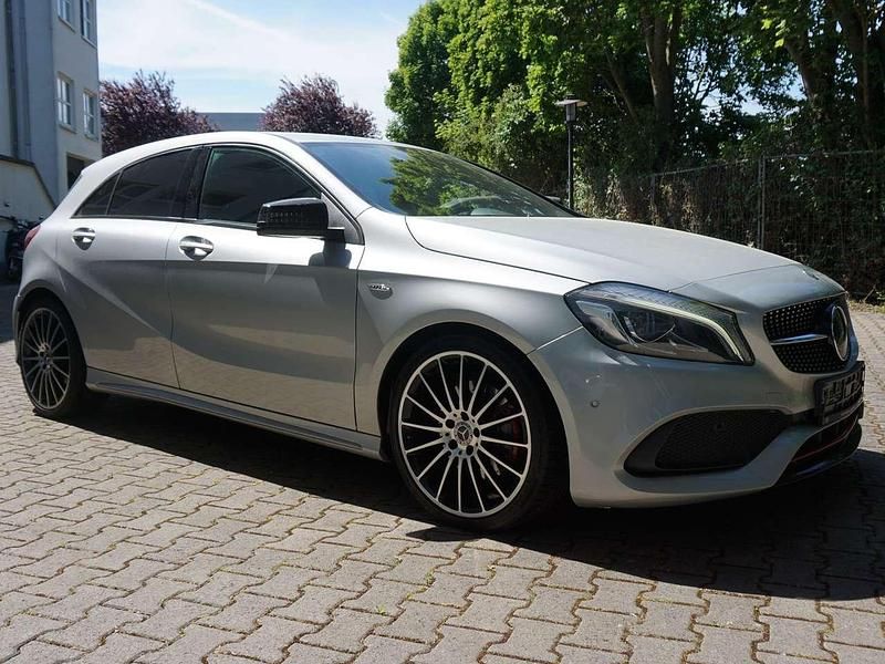 Silber Gebraucht 2018 Mercedes A250 AMG line Kleinwagen | 21.800 € (Guter Preis) - Bild 1/4