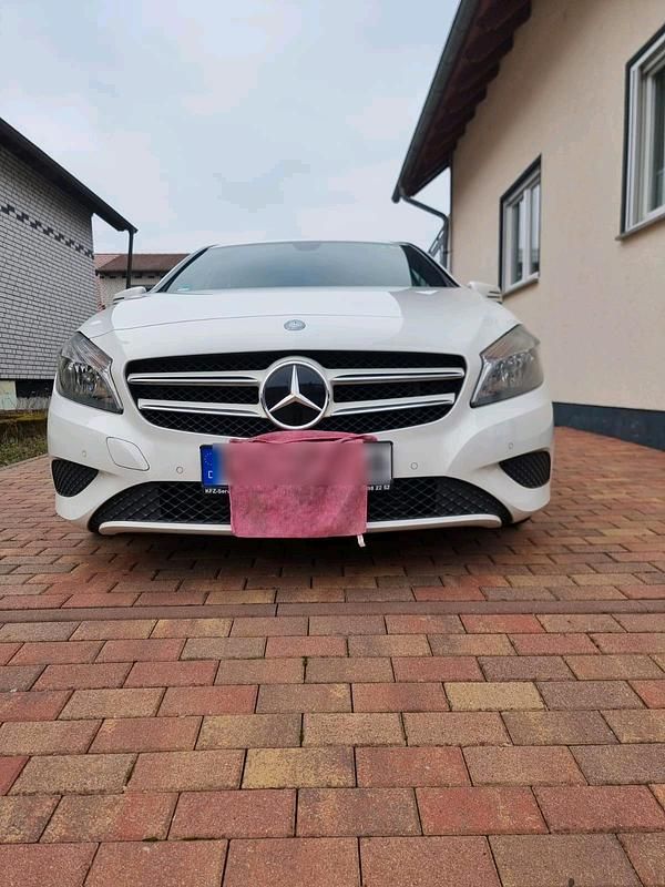 Gebraucht Mercedes A180 122 PS (89 kW) 2013 Weiß Kleinwagen