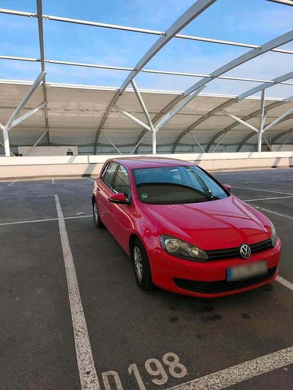 Gebraucht VW Golf VII 85 PS (62 kW) 2012 Rot Limousine