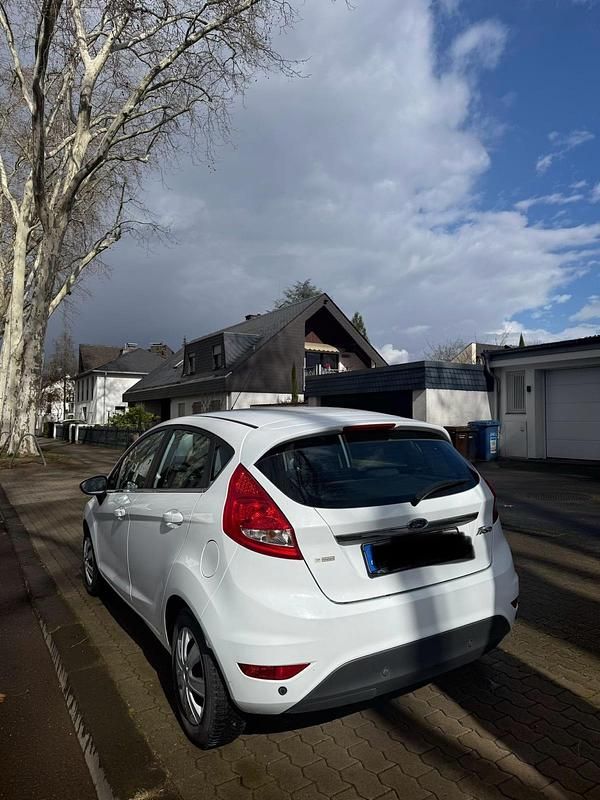 Gebraucht Ford Fiesta 97 PS (71 kW) 2009 Weiß Kleinwagen