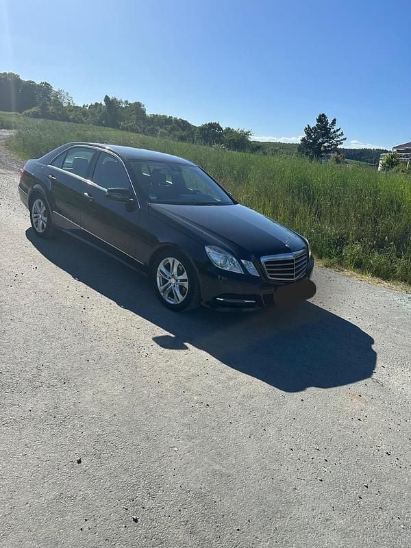 Schwarz Gebraucht 2012 Mercedes E200 Avantgarde Limousine | 5.850 € (Fairer Preis) - Bild 1/4