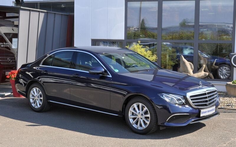 Blau Gebraucht 2016 Mercedes E220 Business Limousine | 27.900 € (Guter Preis) - Bild 1/4