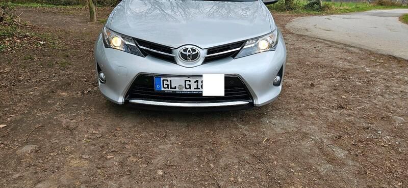 Silber Gebraucht 2014 Toyota Auris Limousine | 8.700 € (Fairer Preis) - Bild 1/4