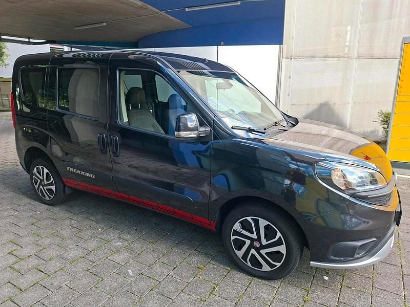 Schwarz Gebraucht 2022 Fiat Doblò Trekking Van / Kleinbus | 11.500 € - Bild 1/4