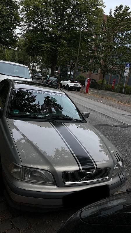 Silber Gebraucht 1997 Volvo S40 Limousine | 900 € - Bild 1/4