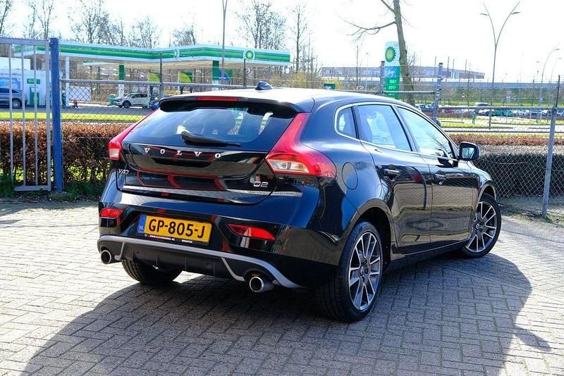 Gebraucht Volvo V40 Business Edition 120 PS (88 kW) 2015 Schwarz Limousine