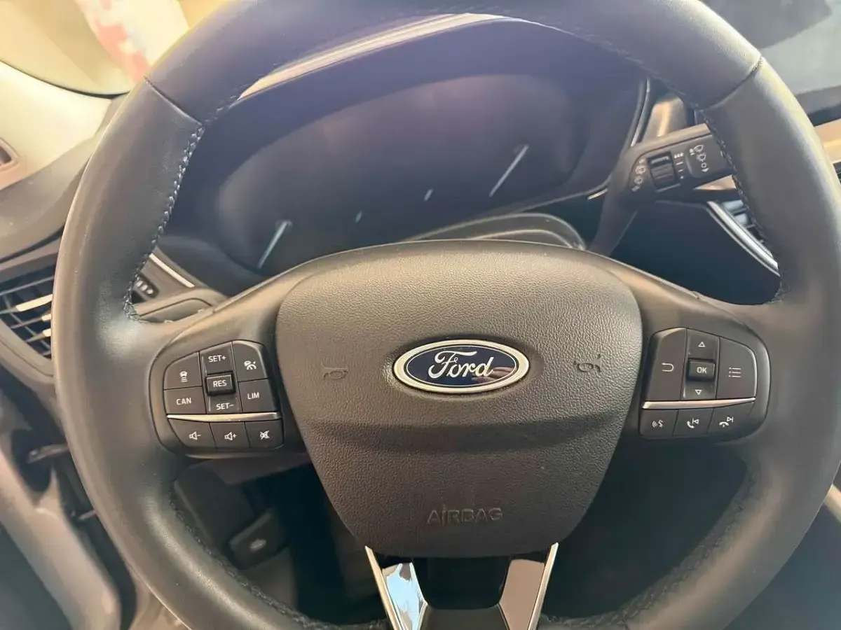 Gebraucht Ford Focus Titanium 120 PS (88 kW) 2022 Silber Limousine