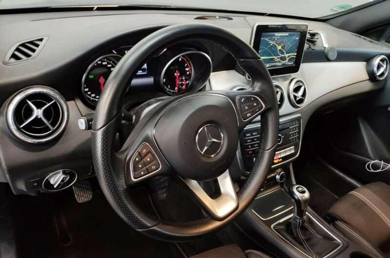 Gebraucht Mercedes CLA180 Shooting Brake 122 PS (89 kW) 2016 Schwarz Kombi