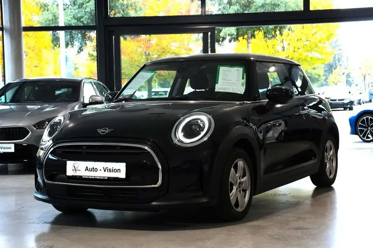 Gebraucht Mini Cooper Essential 136 PS (100 kW) 2023 Schwarz Kleinwagen