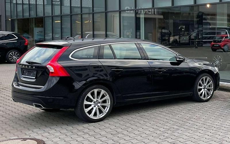 Schwarz Gebraucht 2017 Volvo V60 Momentum Kombi | 16.500 € (Etwas zu teuer) - Bild 1/4