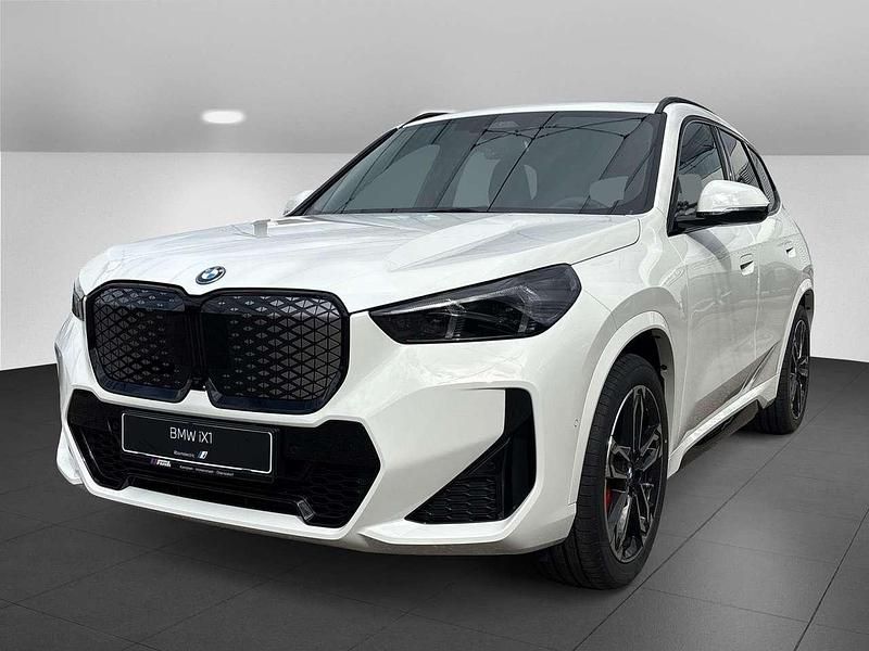 Alpinweiss iii Neu 2025 BMW iX1 M Sport SUV | 69.799 € - Bild 1/4