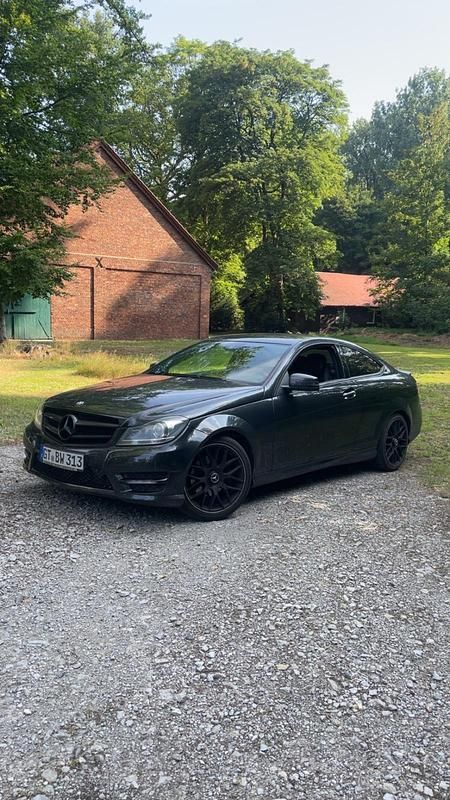 Schwarz Gebraucht 2011 Mercedes C250 AMG line Coupé | 8.000 € (Guter Preis) - Bild 1/4
