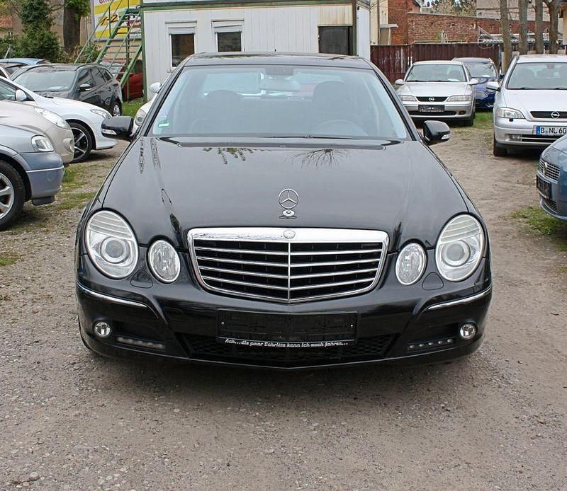 Second-hand Mercedes E200 163 CP (119 kW) 2008 Negru Berlinǎ