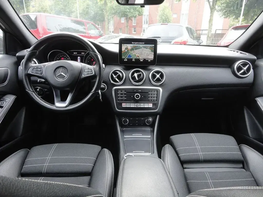 Gebraucht Mercedes A180 Urban 122 PS (89 kW) 2016 Grau Kleinwagen