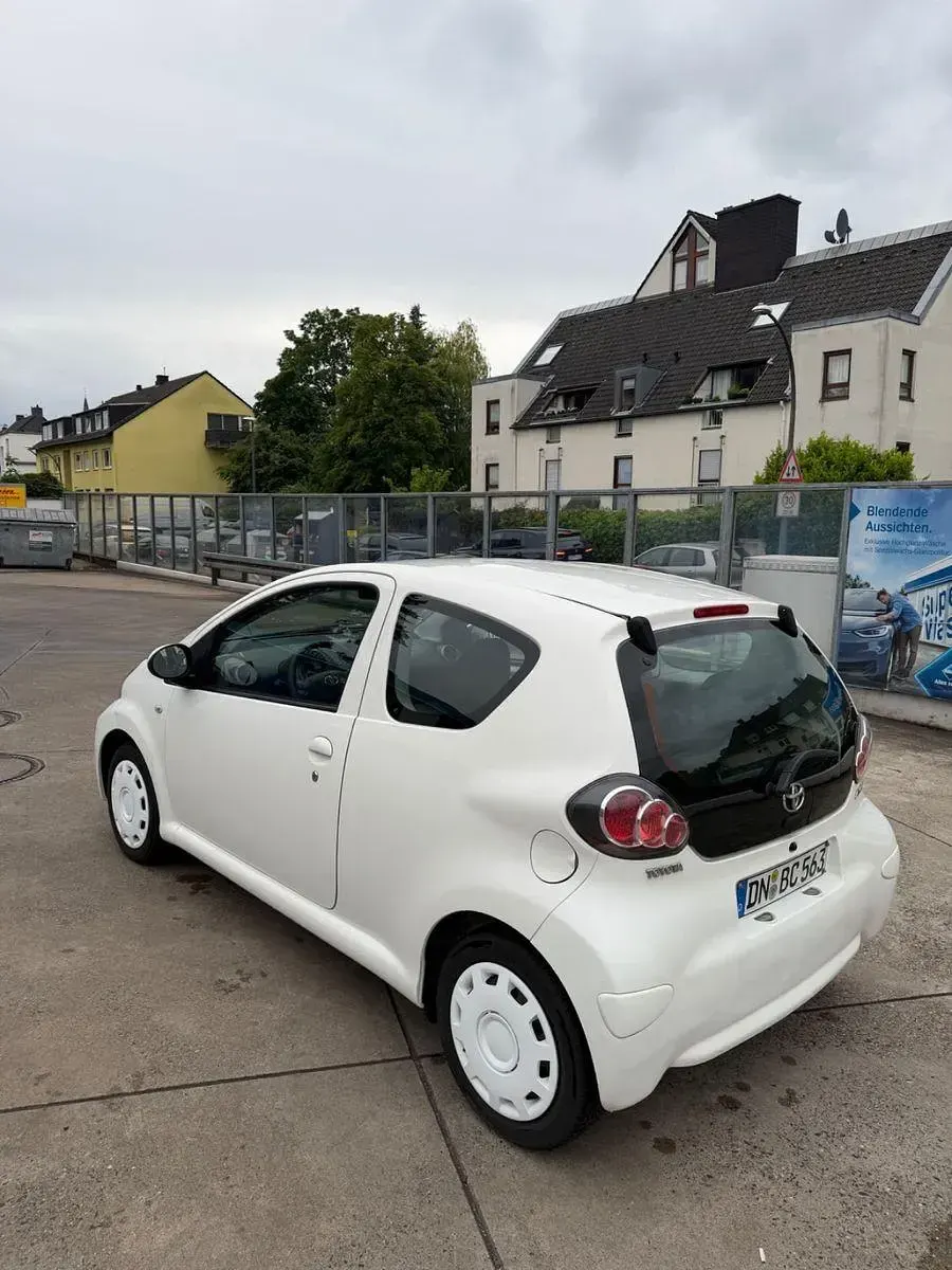 Gebraucht Toyota Aygo 68 PS (50 kW) 2013 Weiß Kleinwagen