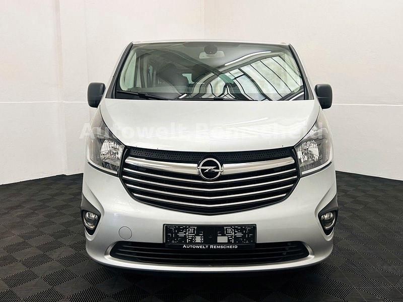 Second-hand Opel Vivaro 145 CP (106 kW) 2017 Argintiu Monovolum
