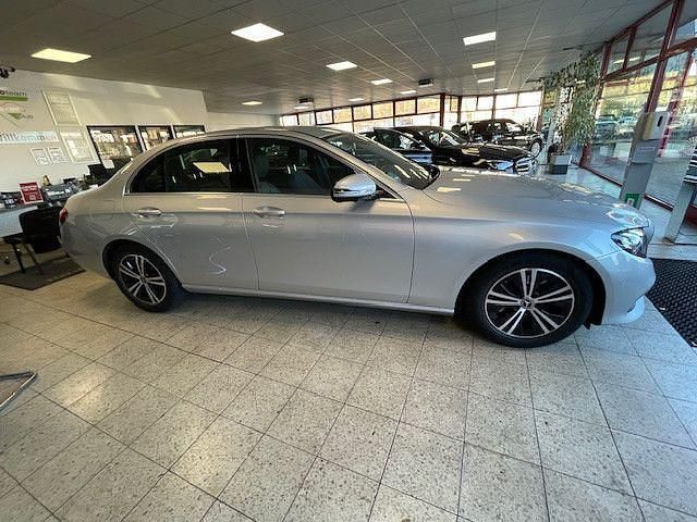 Gebraucht Mercedes E200 197 PS (144 kW) 2020 Iridiumsilber  metalliclack Limousine