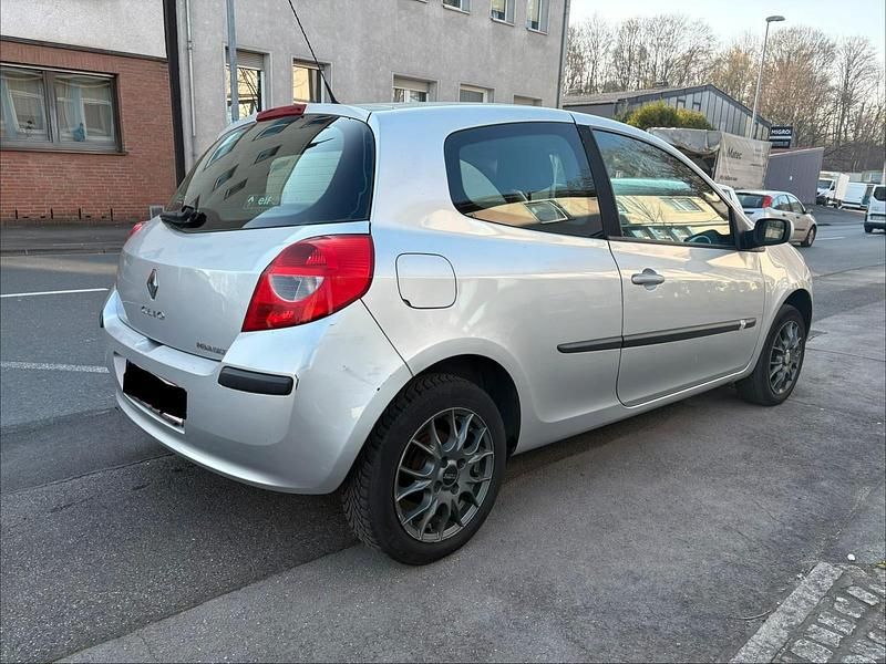 Gebraucht Renault Clio II 75 PS (55 kW) 2006 Silber Kleinwagen