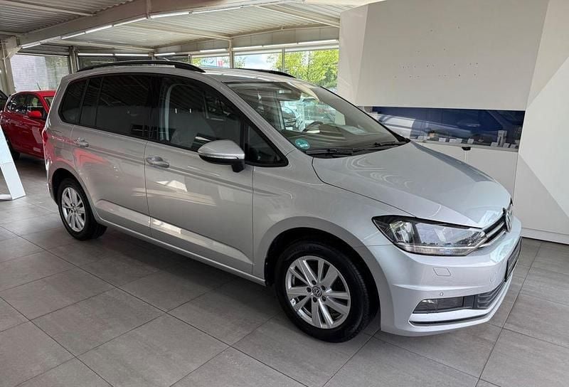 Silber Gebraucht 2020 VW Touran Comfortline Van / Kleinbus | 19.990 € (Superpreis) - Bild 1/4