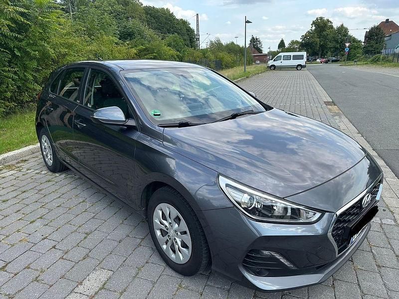 Grau Gebraucht 2020 Hyundai i30 Select Limousine | 13.900 € (Fairer Preis) - Bild 1/4