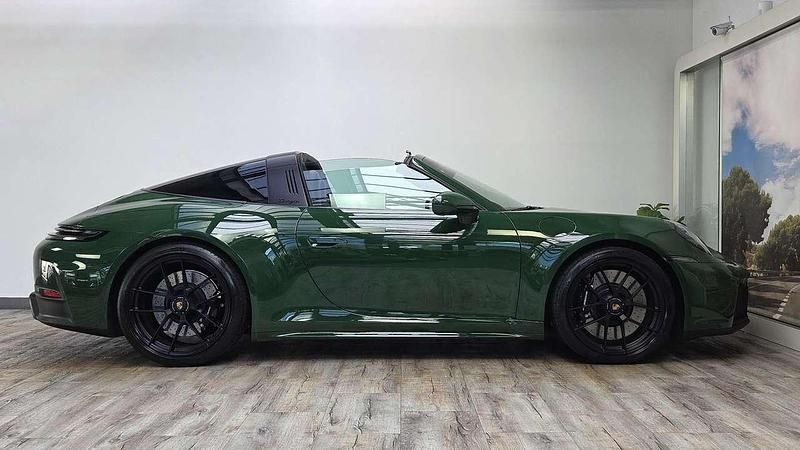 Gebraucht Porsche 992 541 PS (397 kW) 2025 Sonderlackierung irishgreen Coupé