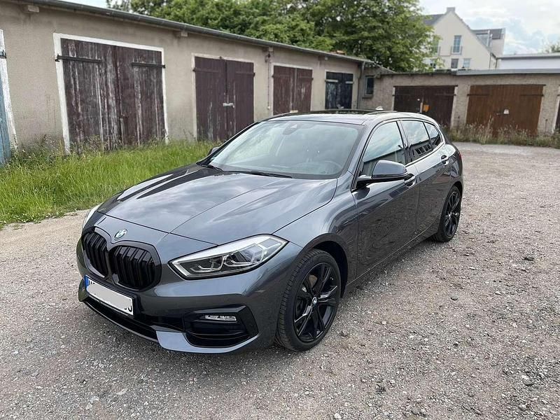 Grau Gebraucht 2021 BMW 118 Sport Line Kleinwagen | 26.500 € (Teuer) - Bild 1/4